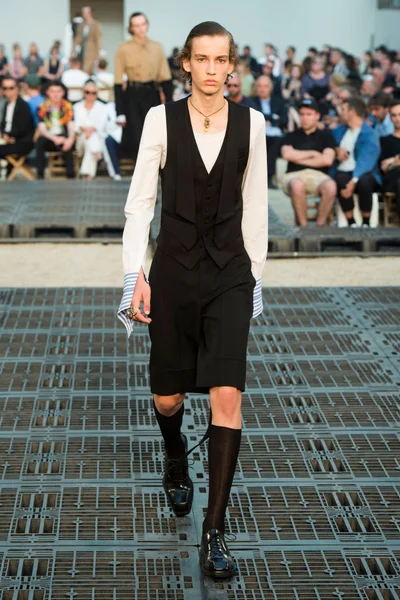 Look 10